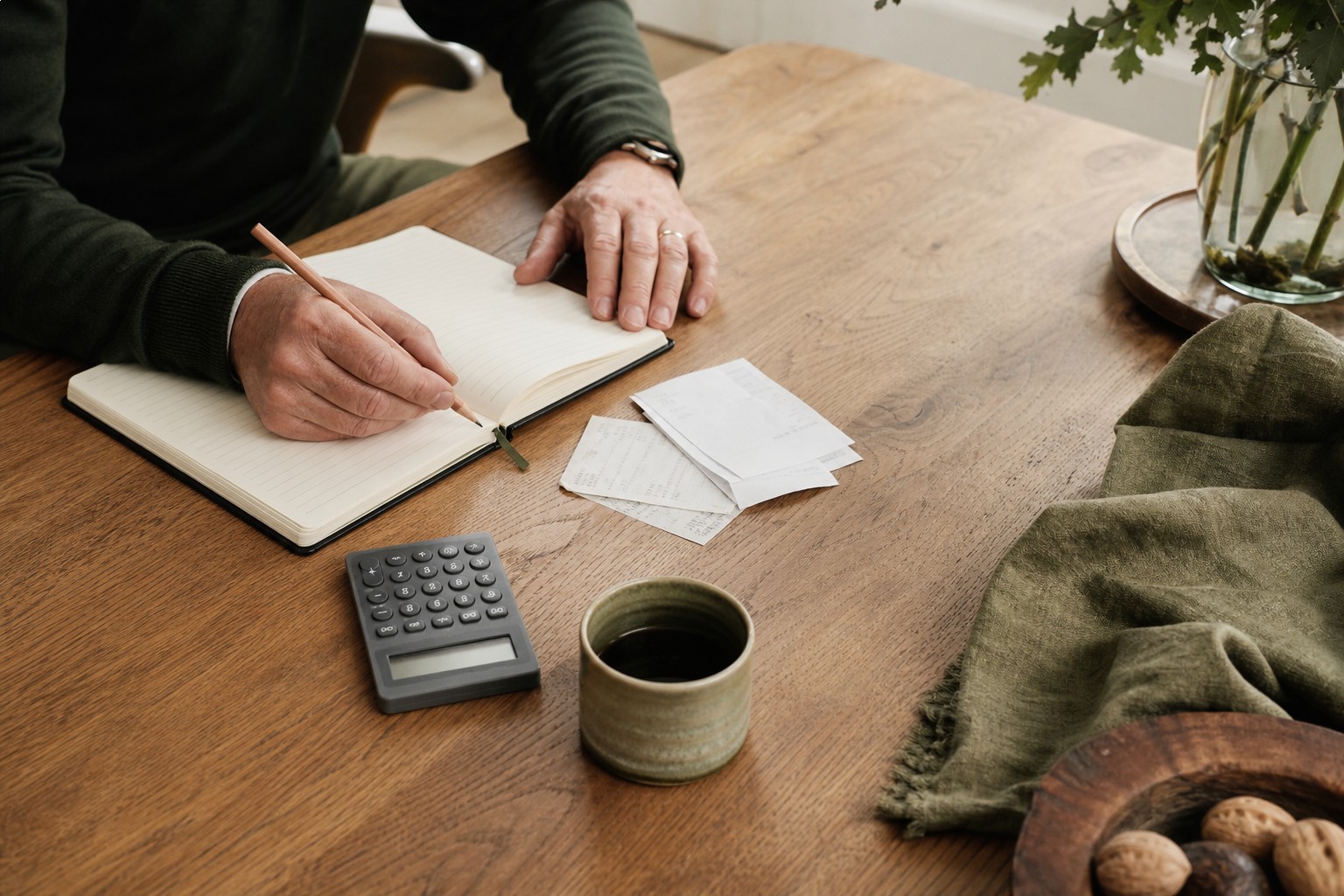 Zakelijke administratie en planning op een rustige werktafel