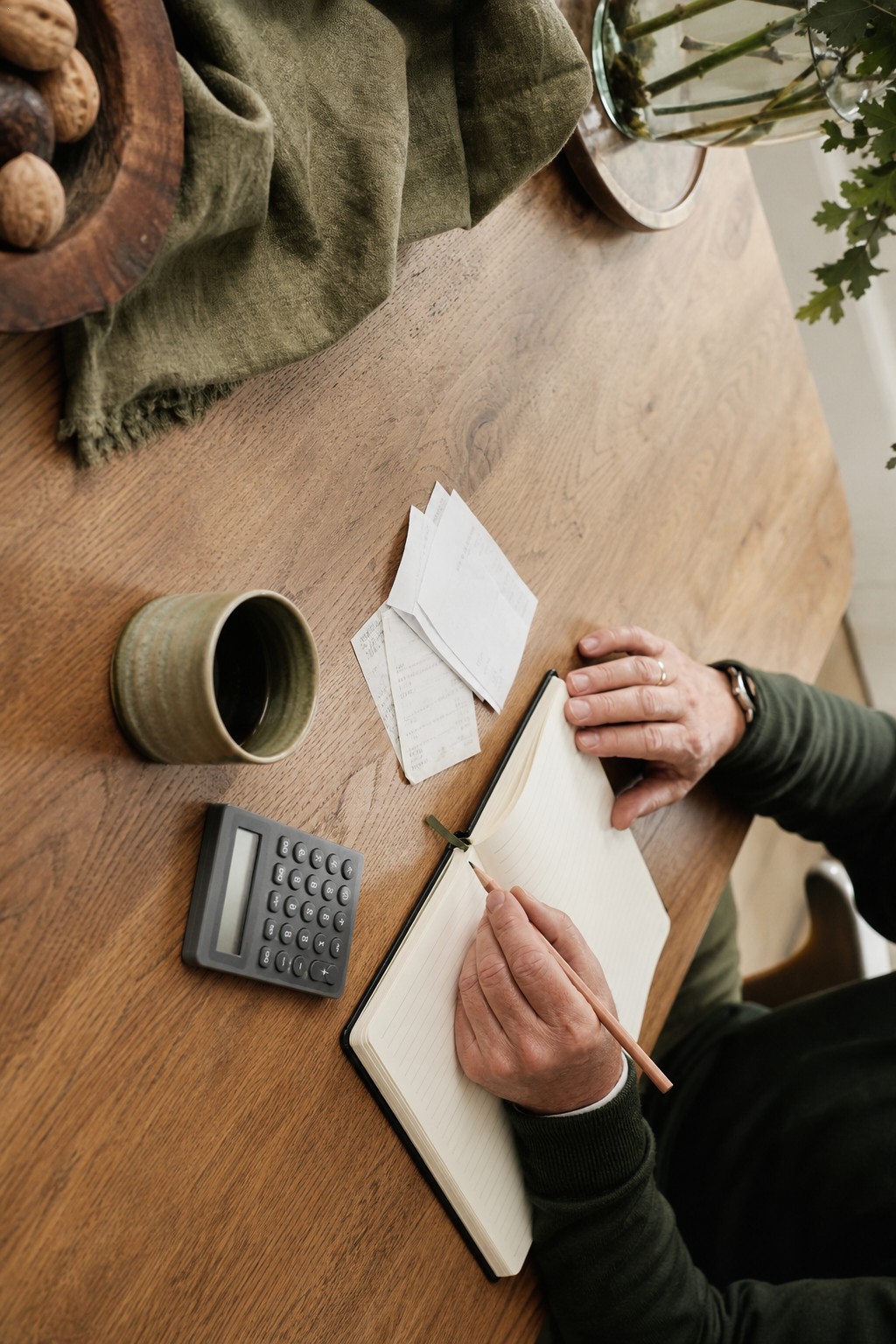 Zakelijke administratie en planning op een rustige werktafel