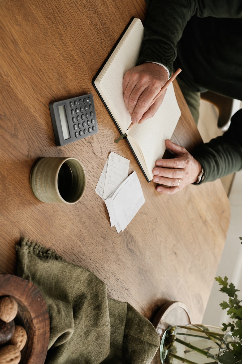 Zakelijke administratie en planning op een rustige werktafel
