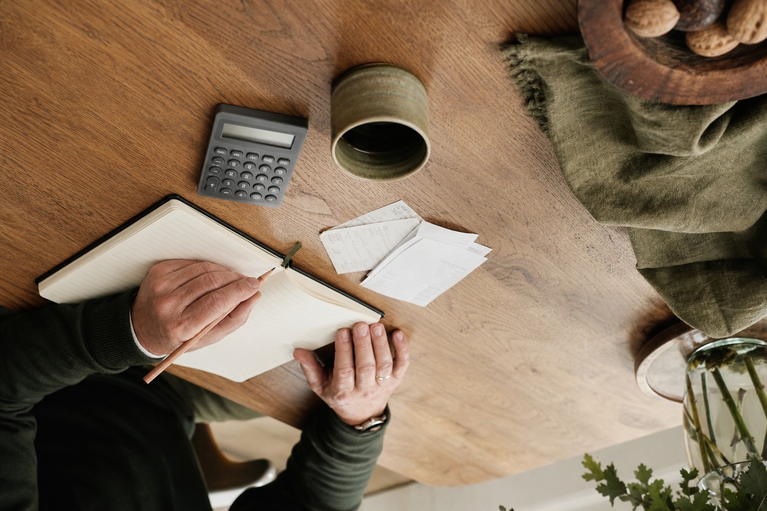 Zakelijke administratie en planning op een rustige werktafel