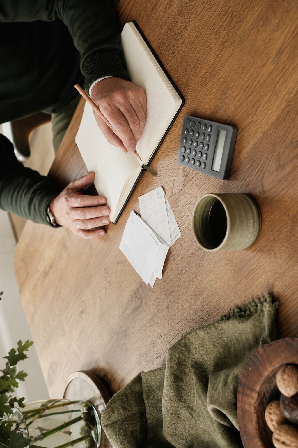 Zakelijke administratie en planning op een rustige werktafel